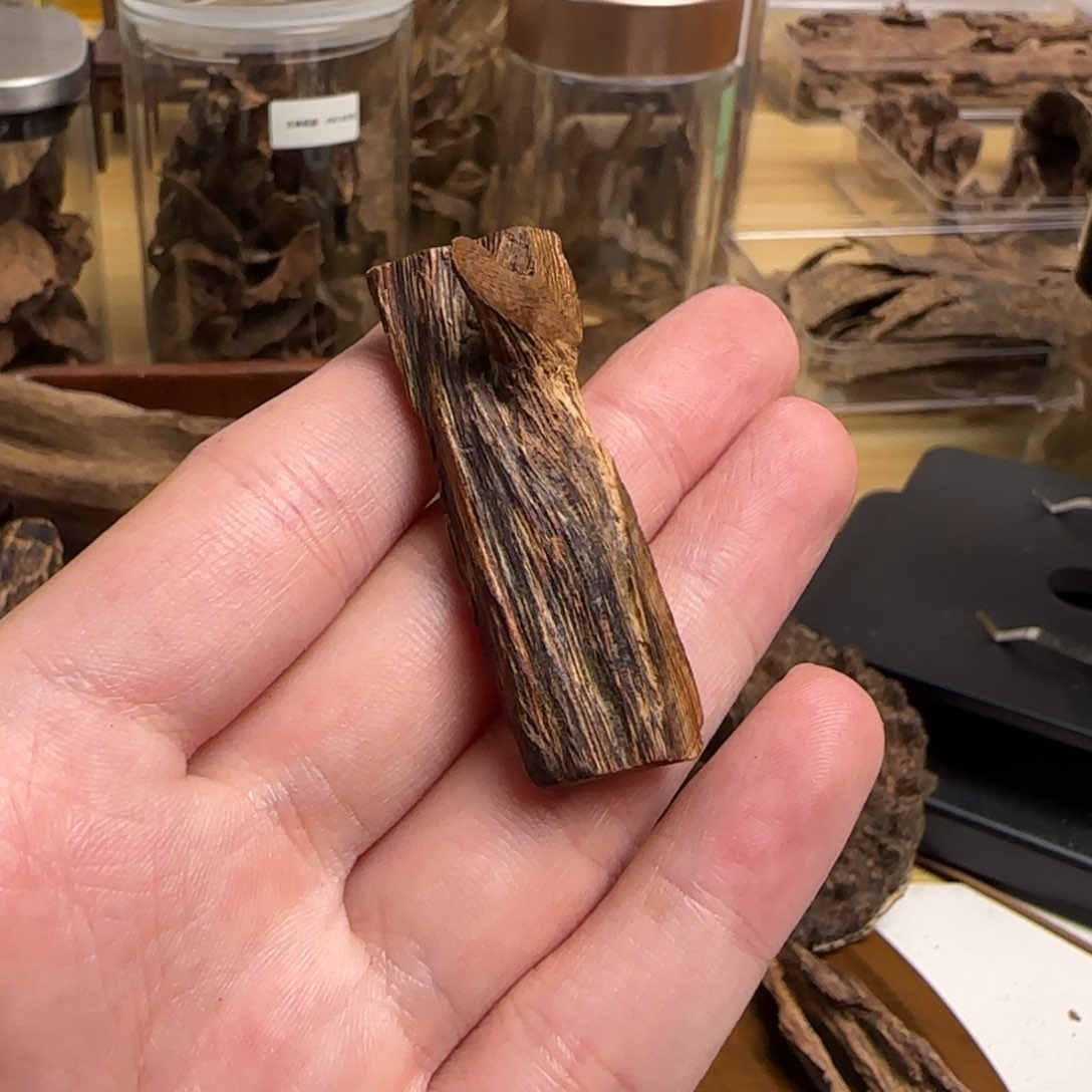 润*达拉干树心沉水沉香4.5克