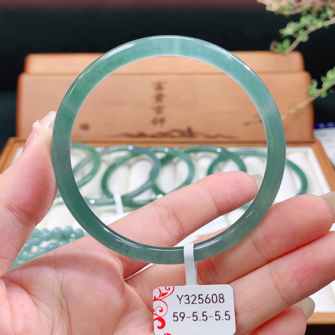 翡翠手镯未镶嵌天然