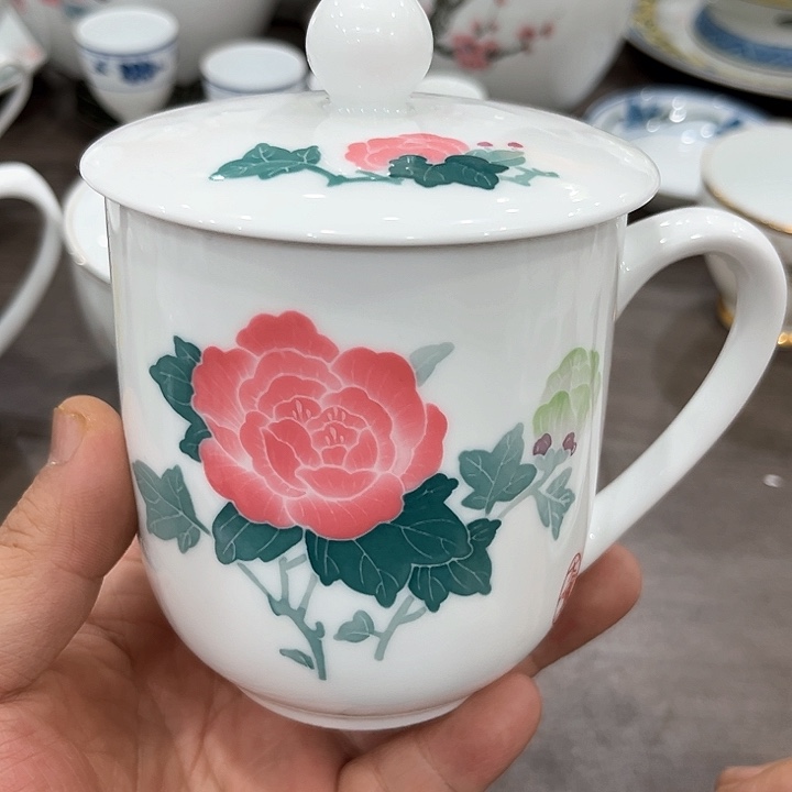 釉下五彩的瓷器和瓷器