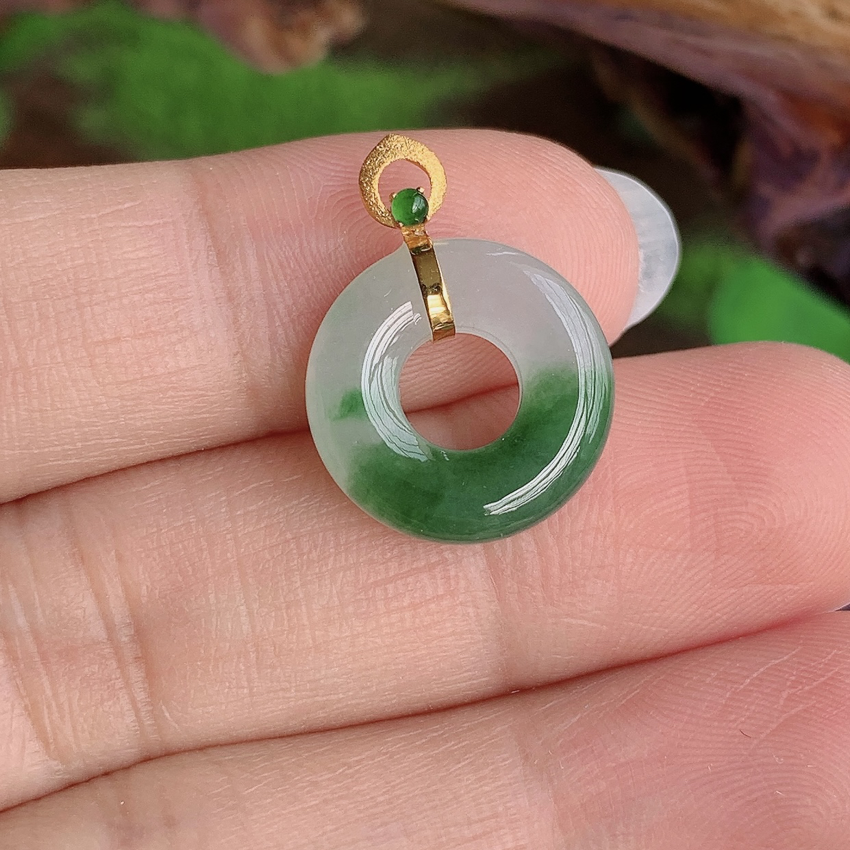 天然翡翠A货飘绿花18K金镶嵌甜甜圈吊坠整体尺寸：20.5*15.2*4.2mm