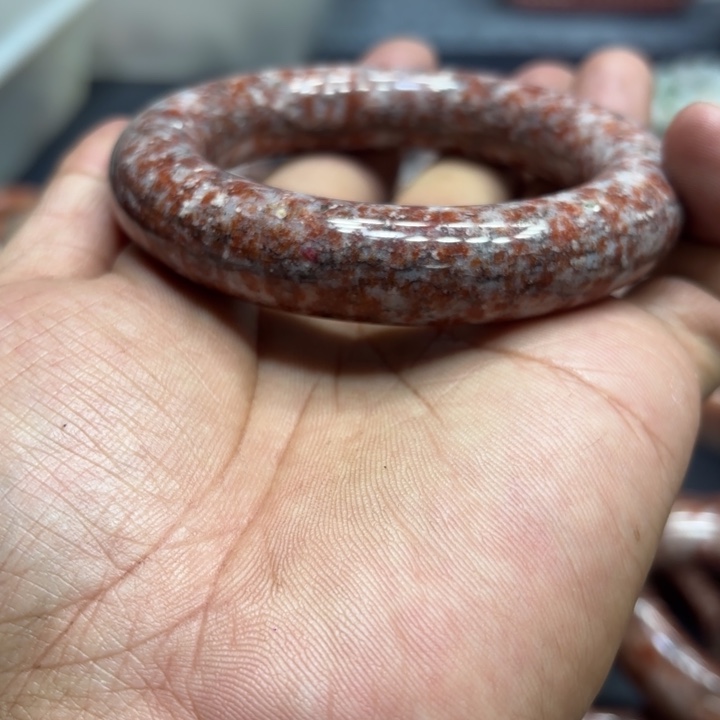 蜜****石英质玉未镶嵌手镯