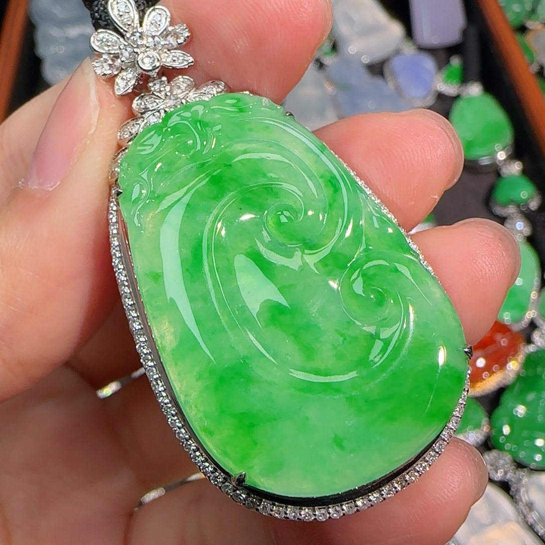 翡翠颈饰18K金镶嵌飘绿大如意