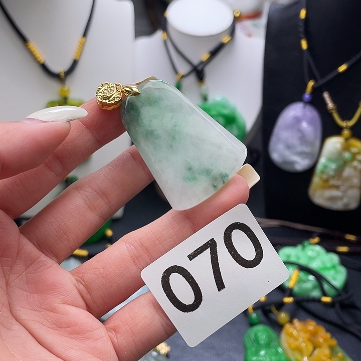 翡翠未镶嵌吊坠(赠链)