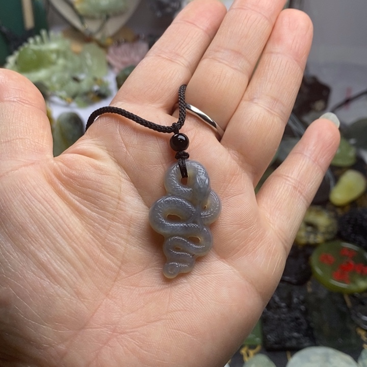 蛇纹石玉颈饰合金