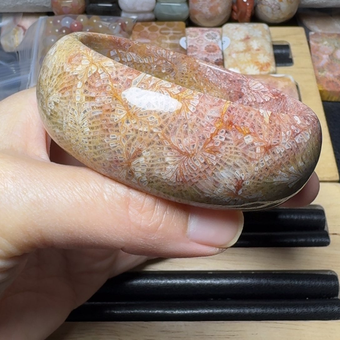 硅化玉60宽，爆闪红粉黄绿凤尾可盘未镶嵌