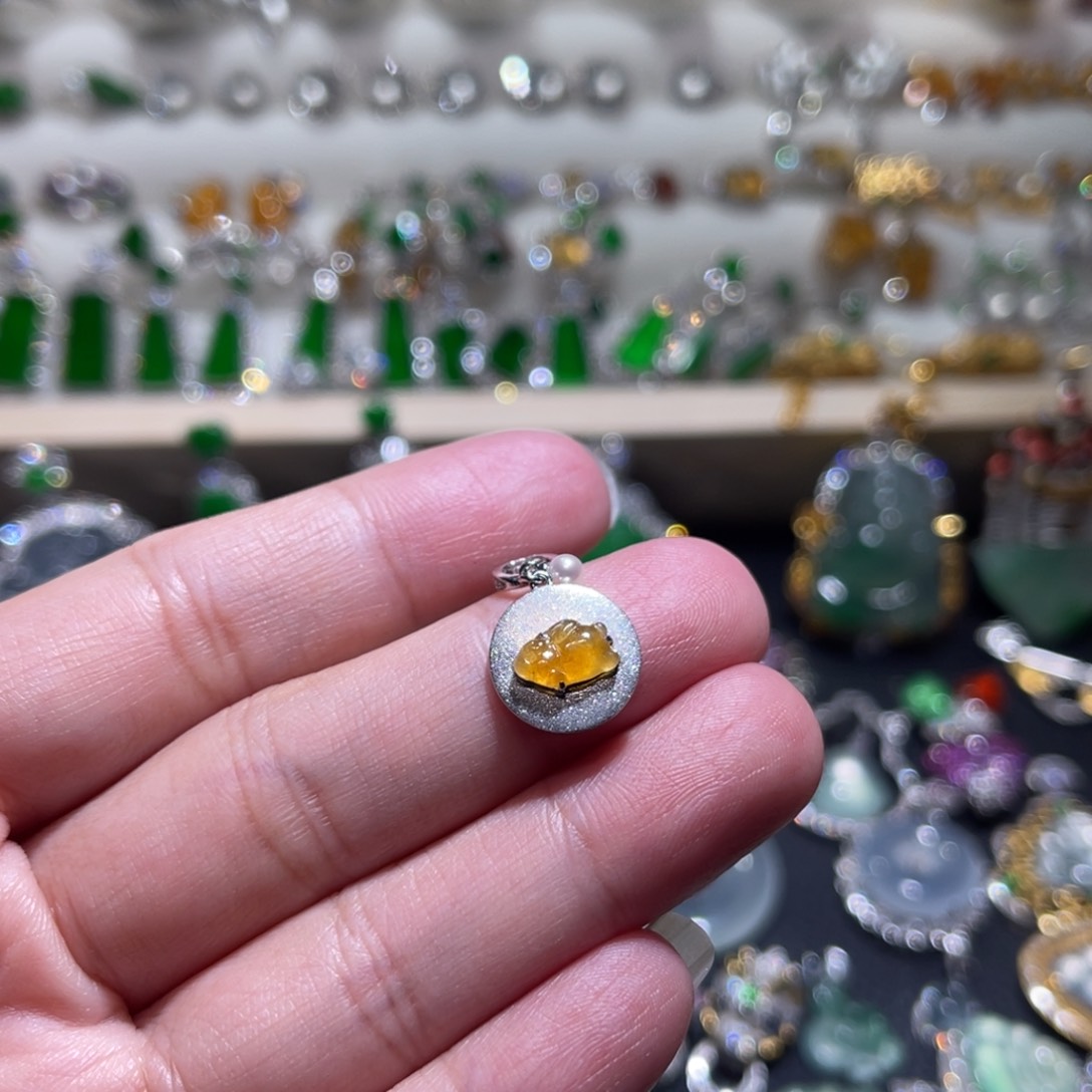 翡翠吊坠(不含链)18K金镶嵌黄翡兔子滴溜