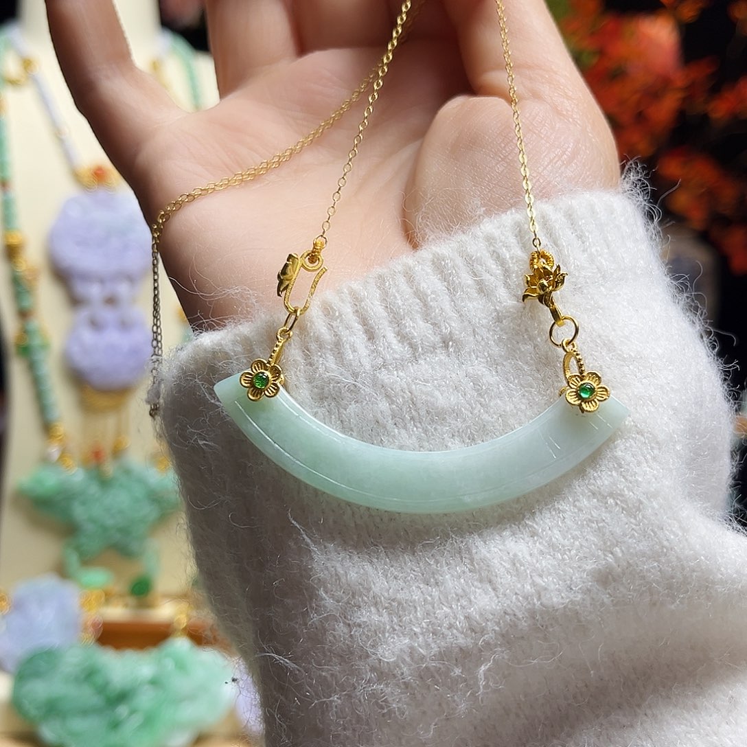 翡翠颈饰未镶嵌弯弯