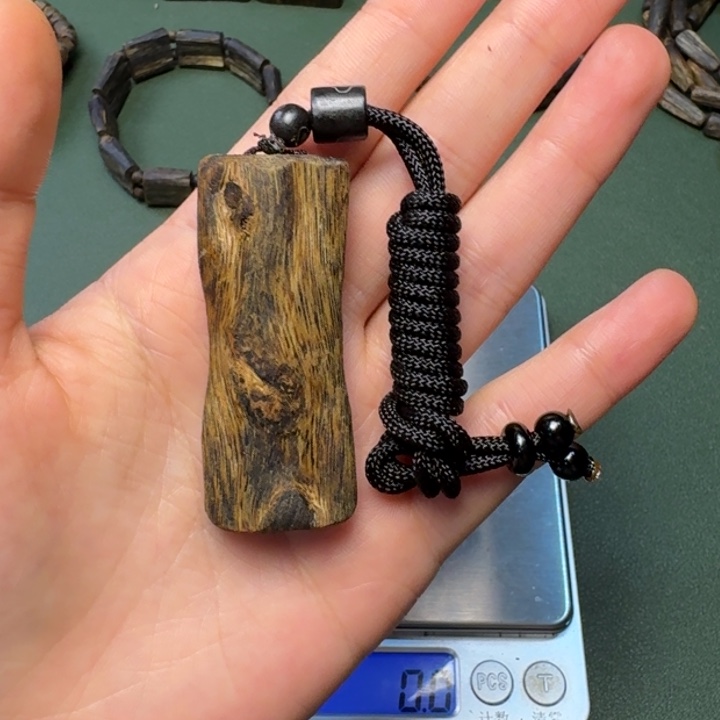 沉香手把件＊**＊海南白棋树心油老料7.5克