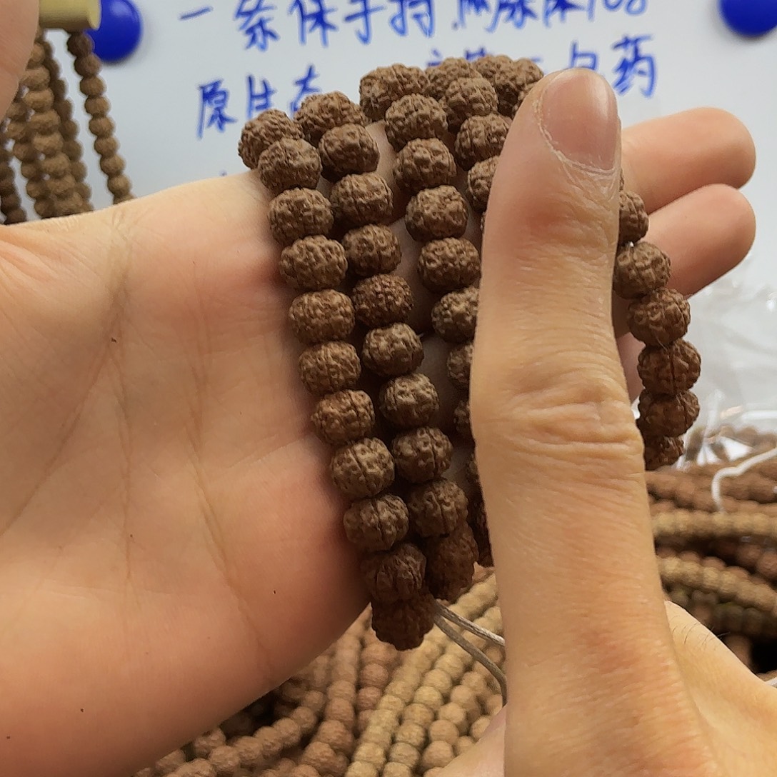 金刚菩提吊坠凹底梅花，一条保手持