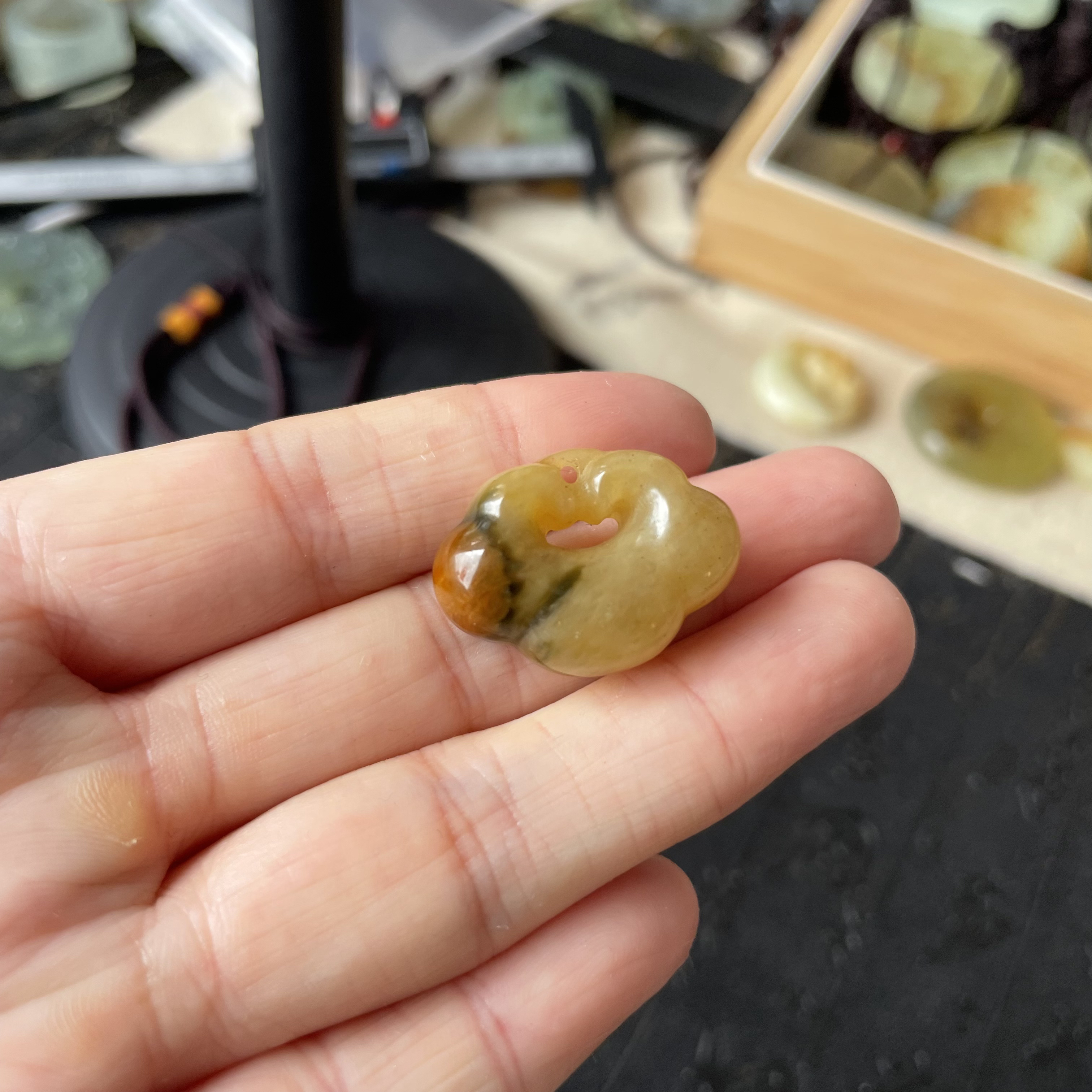 岫玉花玉祥云锁锁骨项链