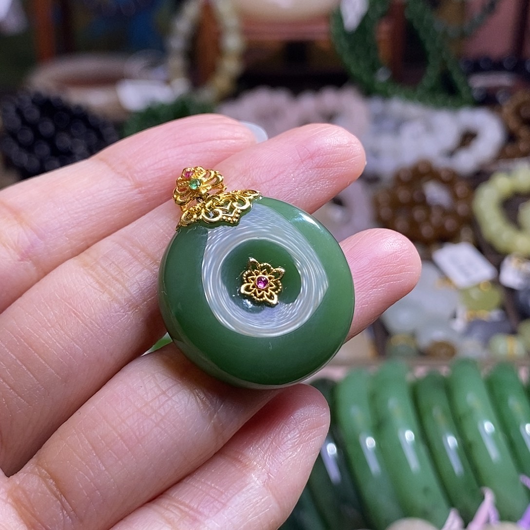 和田玉未镶嵌颈饰老矿料金镶碧玉平安扣