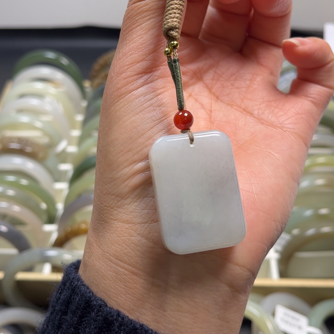 和田玉未镶嵌吊坠(赠链)