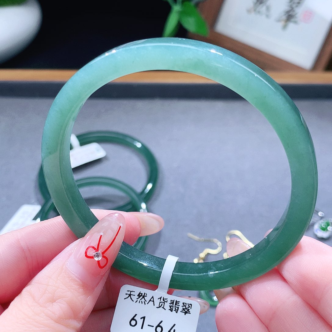 翡翠未镶嵌手镯（圆镯）