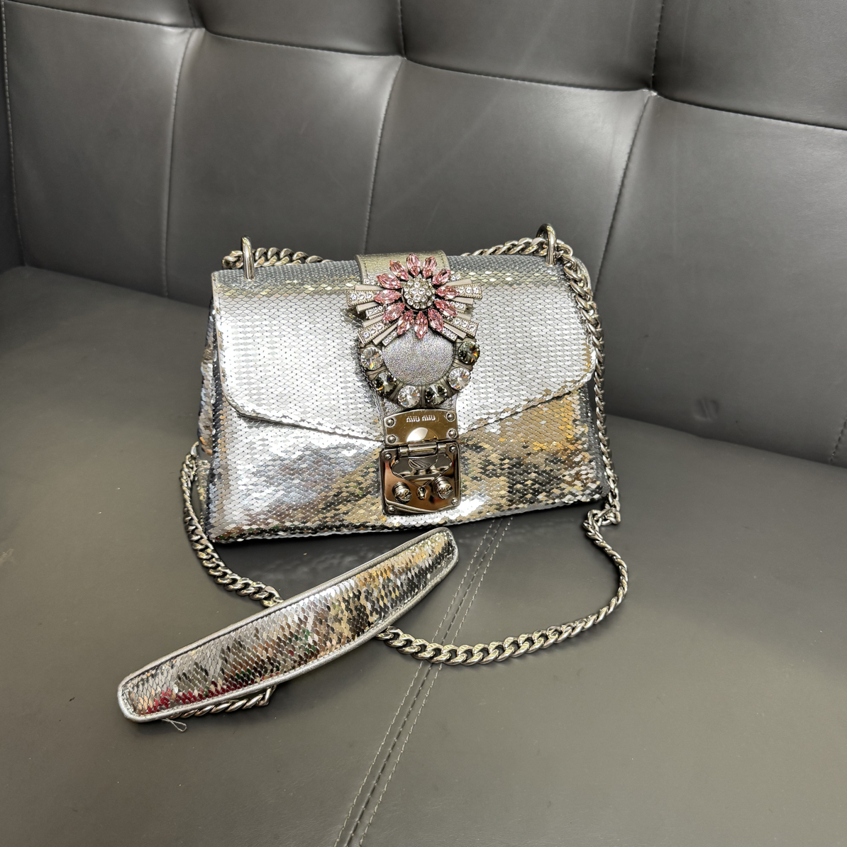 95新 MIU MIU/缪缪 缪缪银色亮片太阳花链条斜挎包