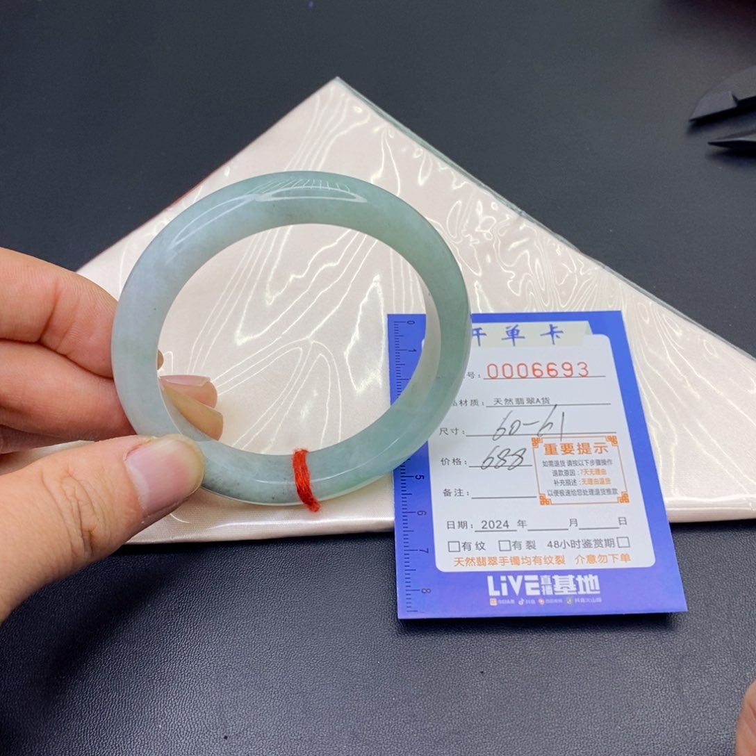 翡翠手镯未镶嵌翡翠