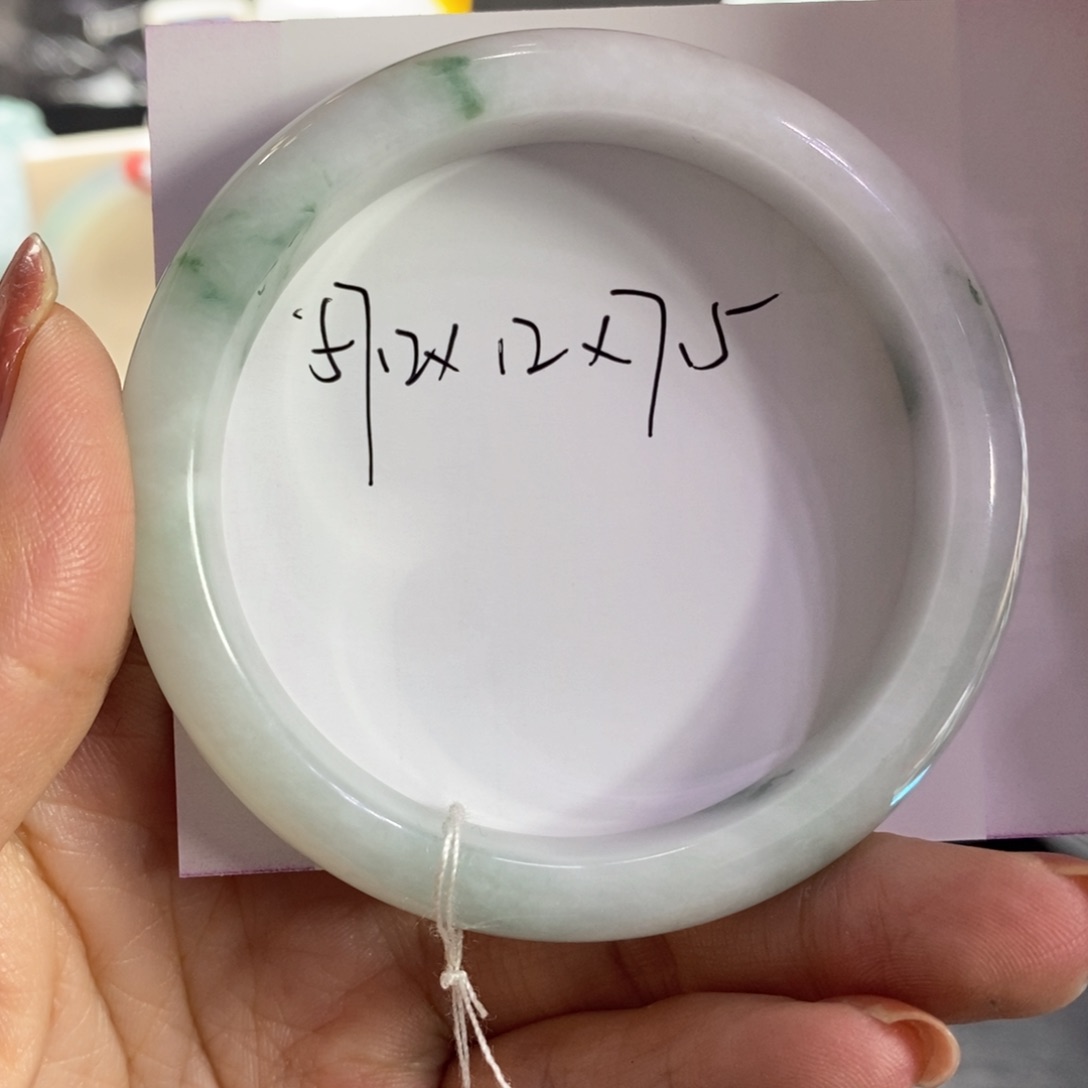 翡翠手镯未镶嵌天然翡翠