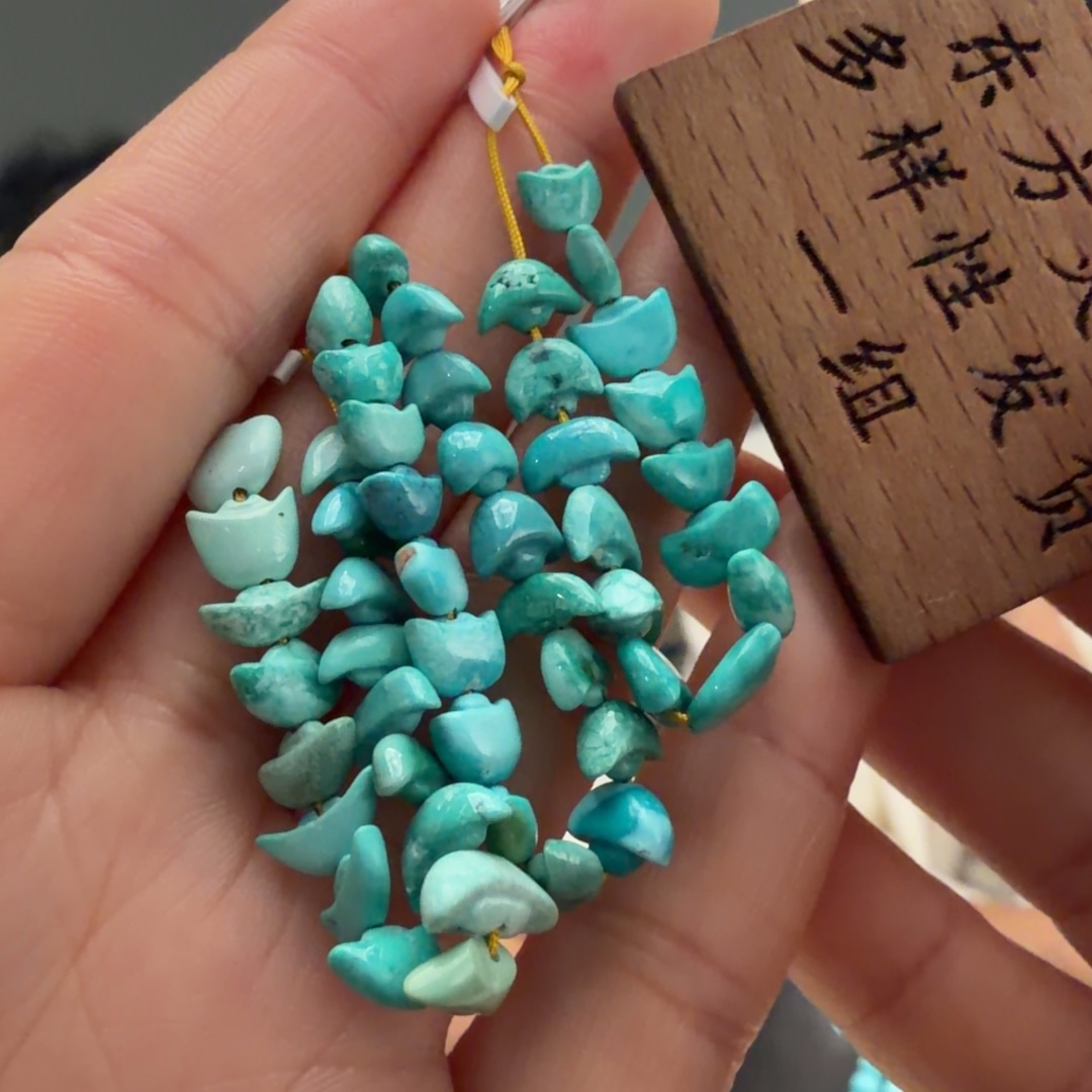 绿松石未镶嵌颈饰