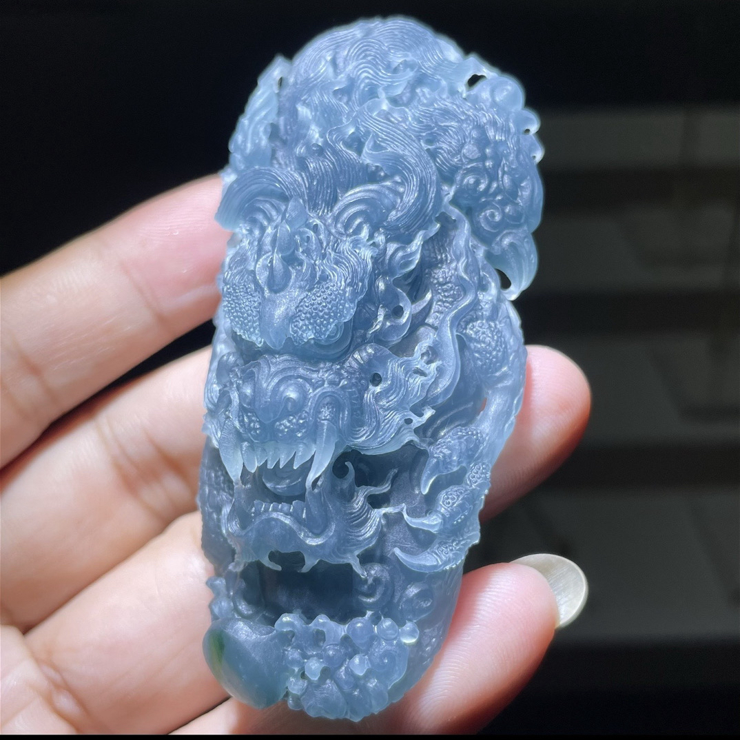 天然翡翠高冰天空蓝（纯手工雕刻龙牌）