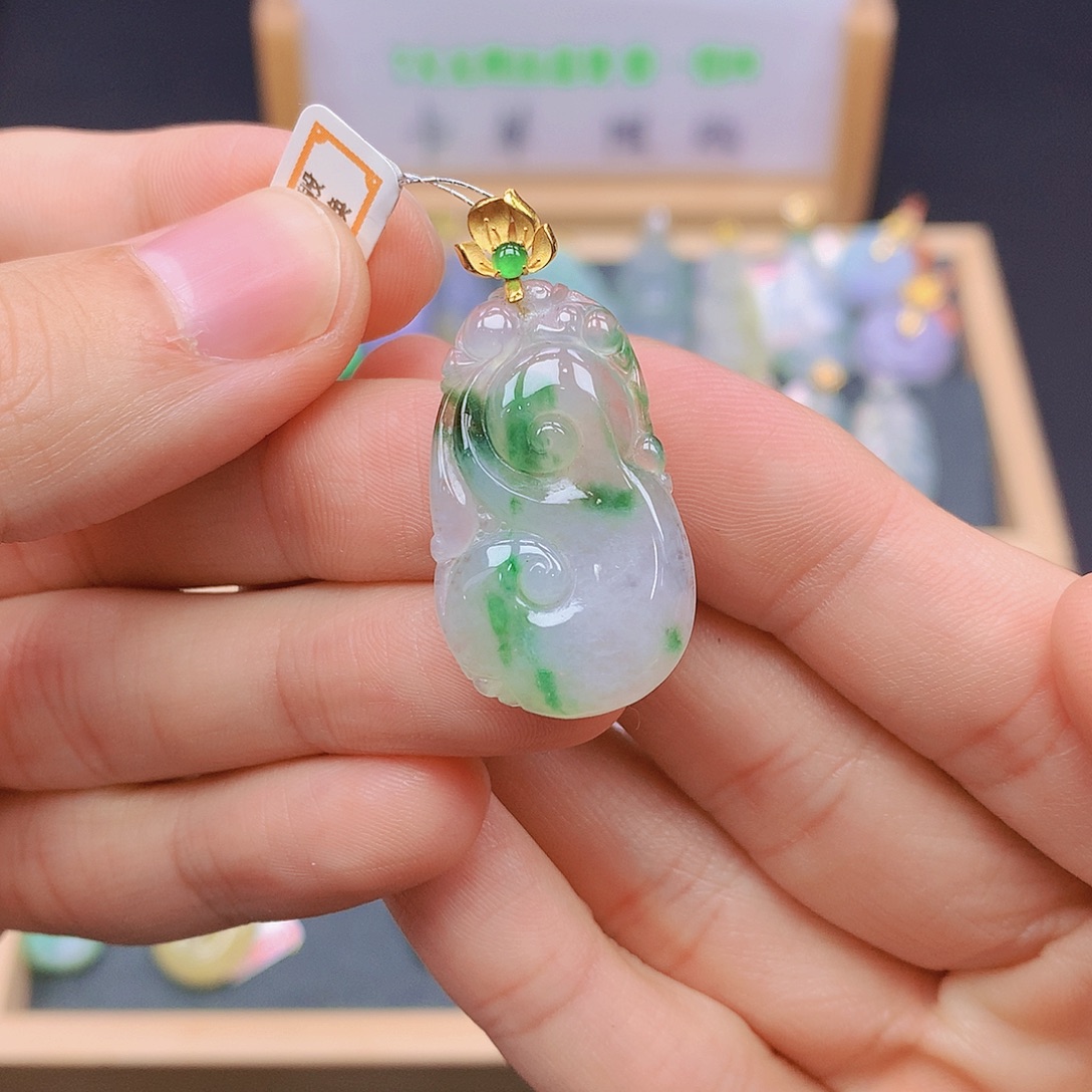 翡翠18K金镶嵌颈饰翡翠