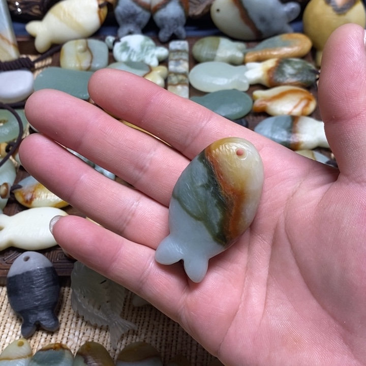 小***飘蛇纹石玉未镶嵌颈饰