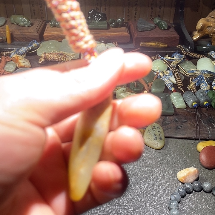 那***月和田玉未镶嵌珠宝奇石