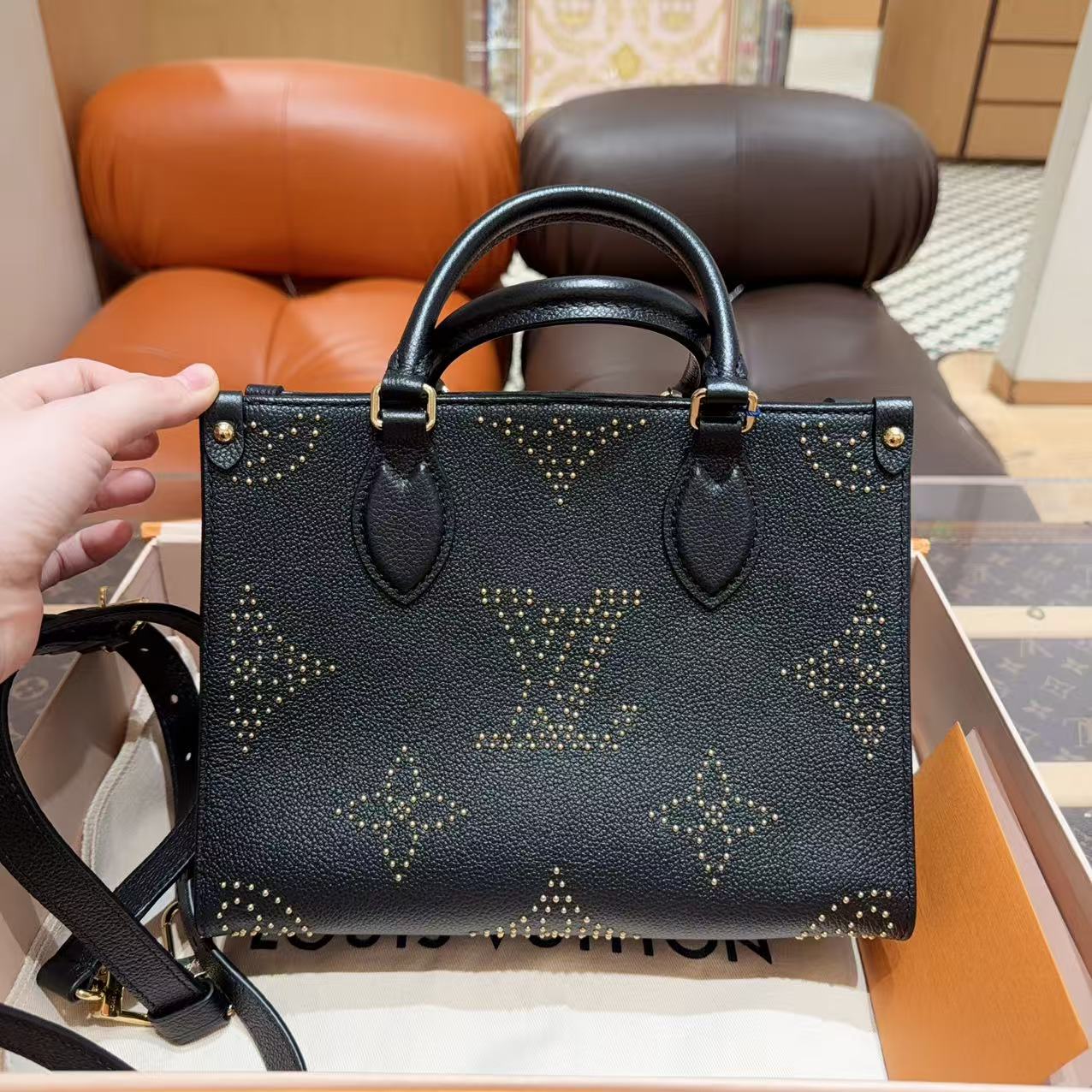 99新 LouisVuitton/路易威登 黑色铆钉刺绣小号Onthego手提单肩斜