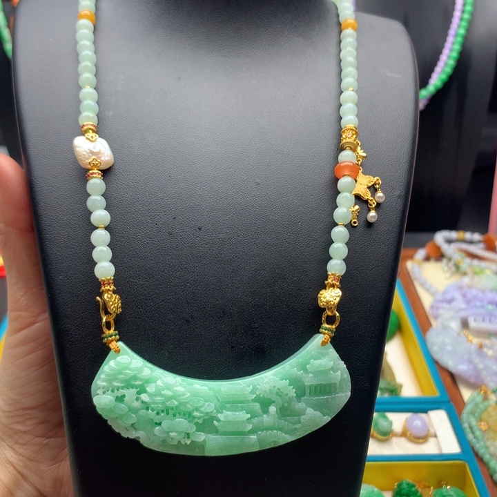 翡翠颈饰未镶嵌翡翠山水弯弯