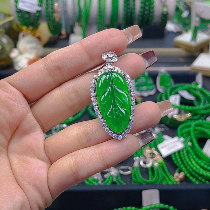 翡翠颈饰银S925镶嵌T****?叶子