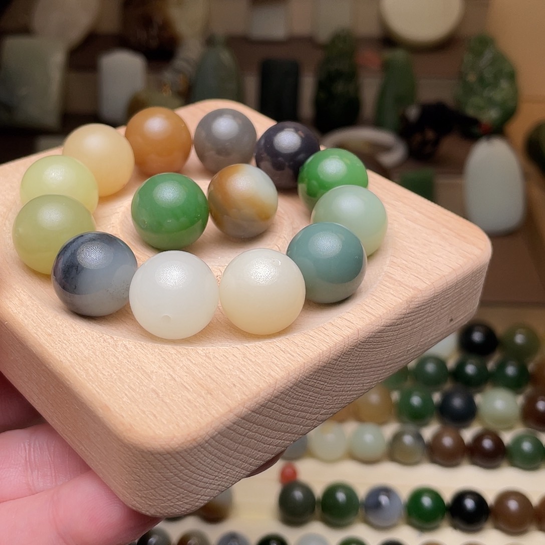 M***M和田玉未镶嵌手串