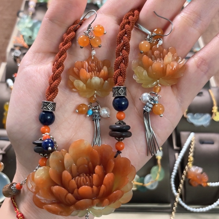 蛇纹石玉颈饰未镶嵌