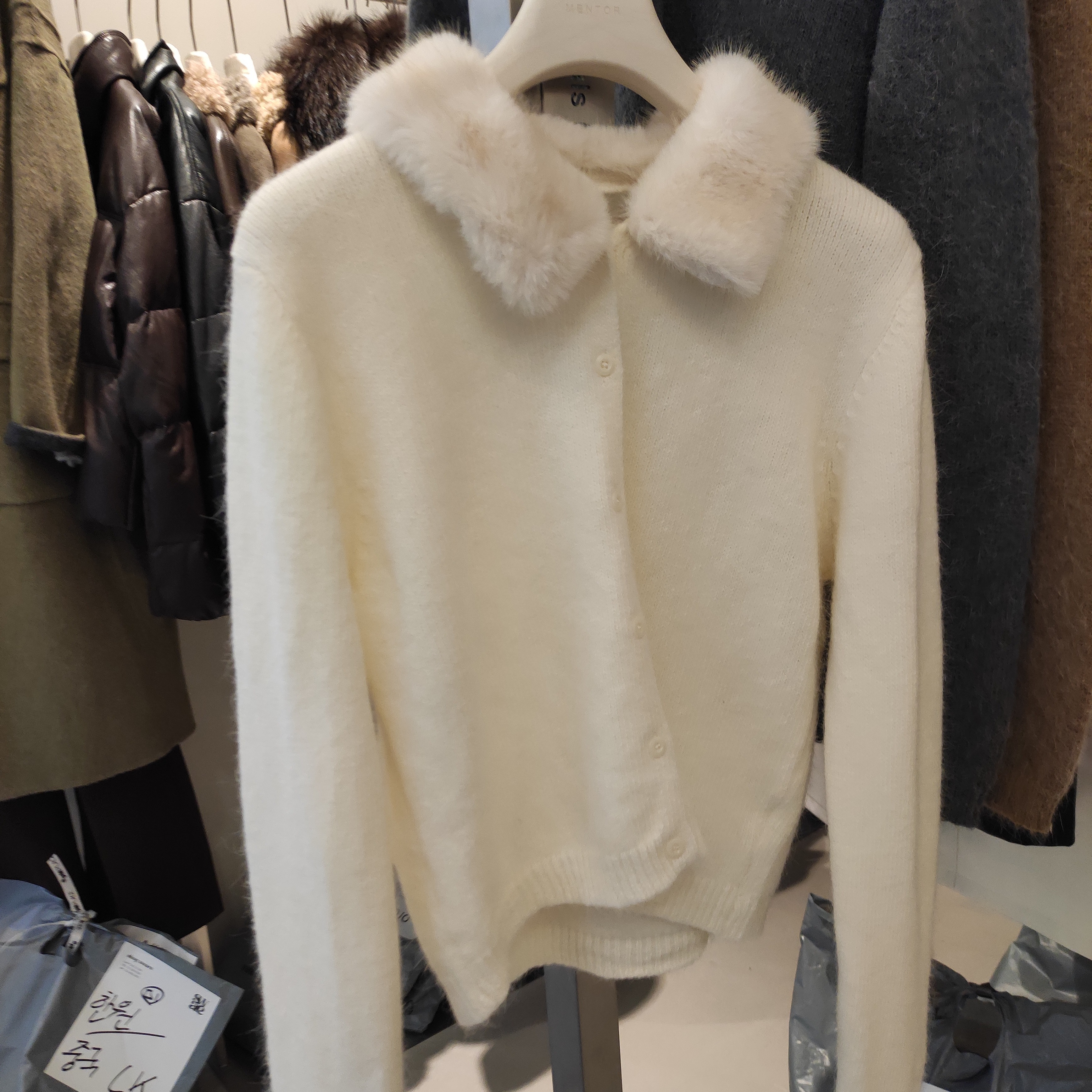 韩国东大门【p156】韩版纯色毛毛领针织衫apm9991120