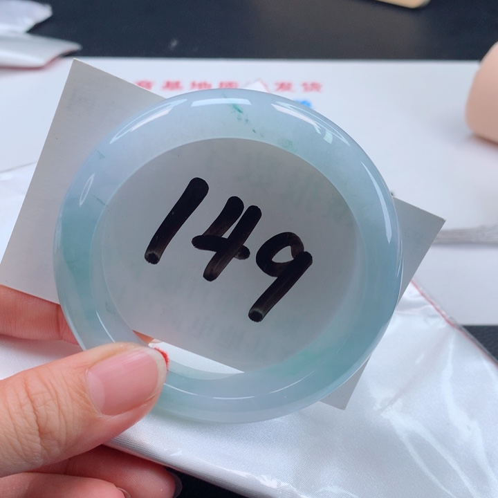 翡翠手镯未镶嵌冰