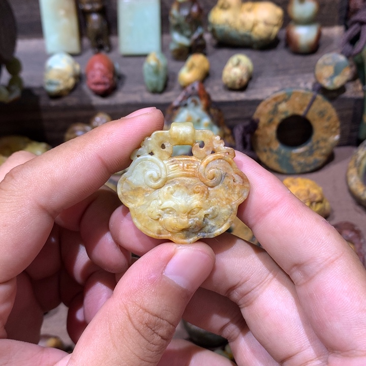 未镶嵌岫岩河磨玉（透闪石质玉）挂件