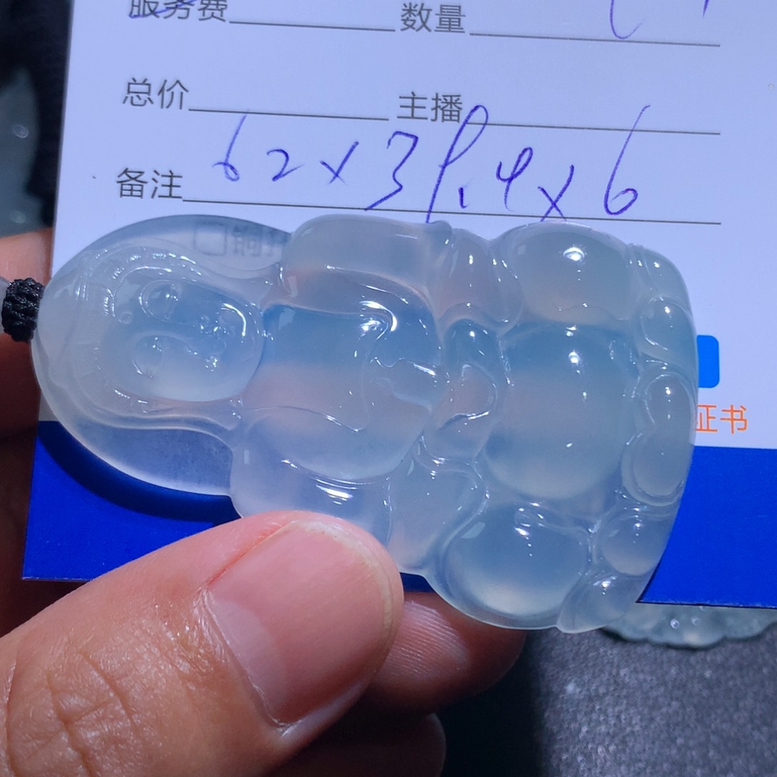 穿***者颈饰未镶嵌翡翠观音