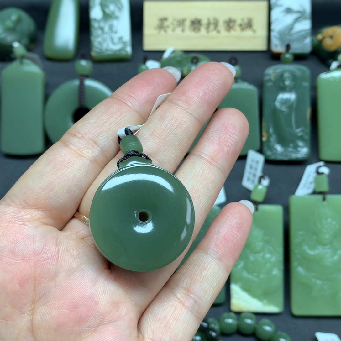 岫岩老玉（透闪石质玉）颈饰未镶嵌