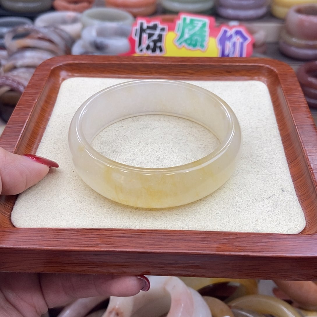 石英质玉手镯未镶嵌