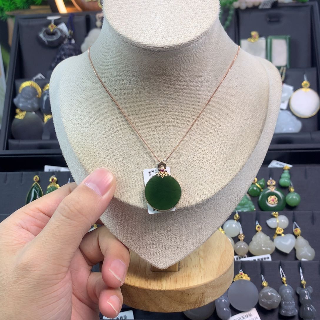 和田玉吊坠18K金镶嵌