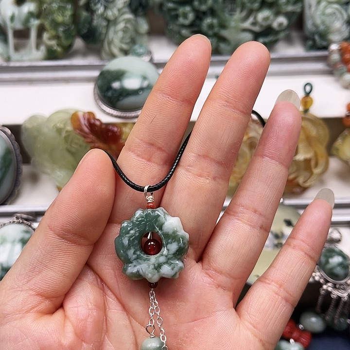 透闪石-蛇纹石玉颈饰未镶嵌