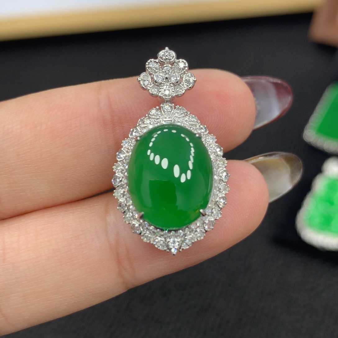 颈饰18K金镶嵌翡翠蛋面