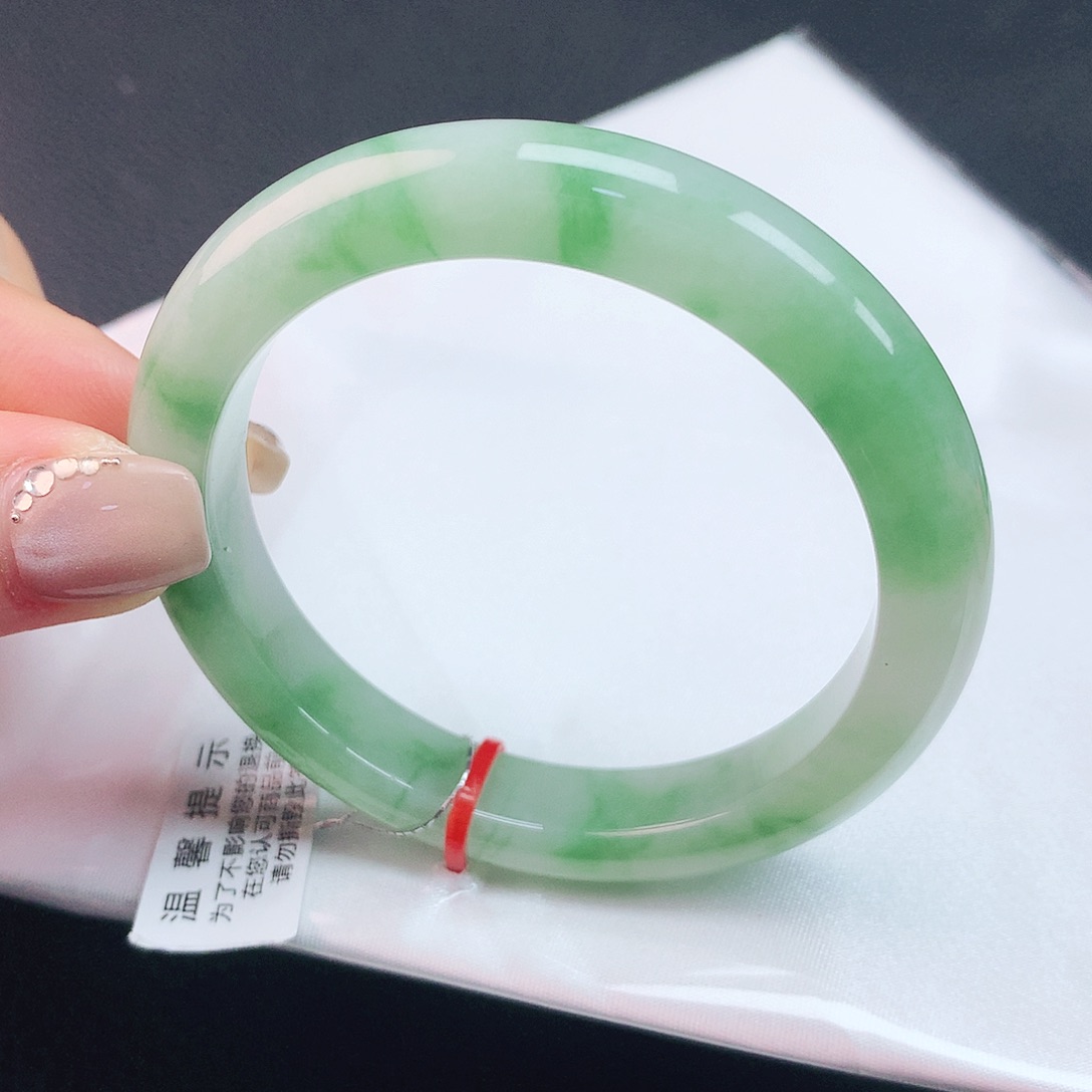翡翠手镯未镶嵌54圈