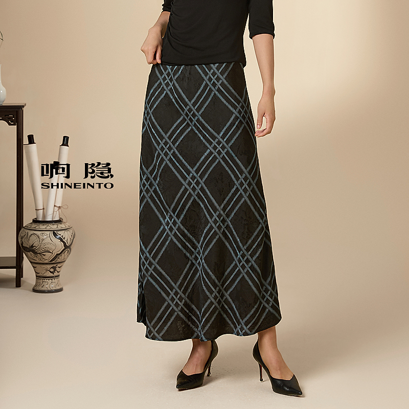 响隐25年秋季菱格纹红云纱半裙6535143002