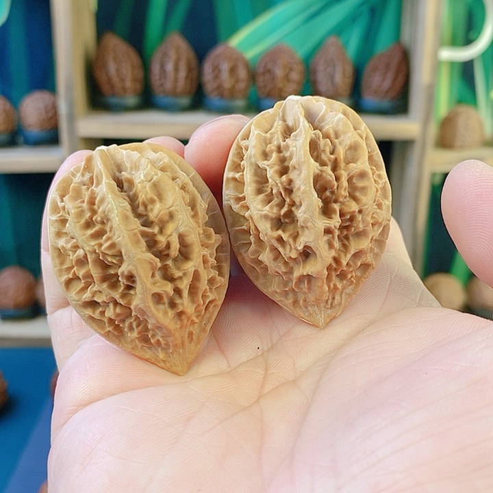 文玩核桃吊坠052珊瑚鸡心38尺