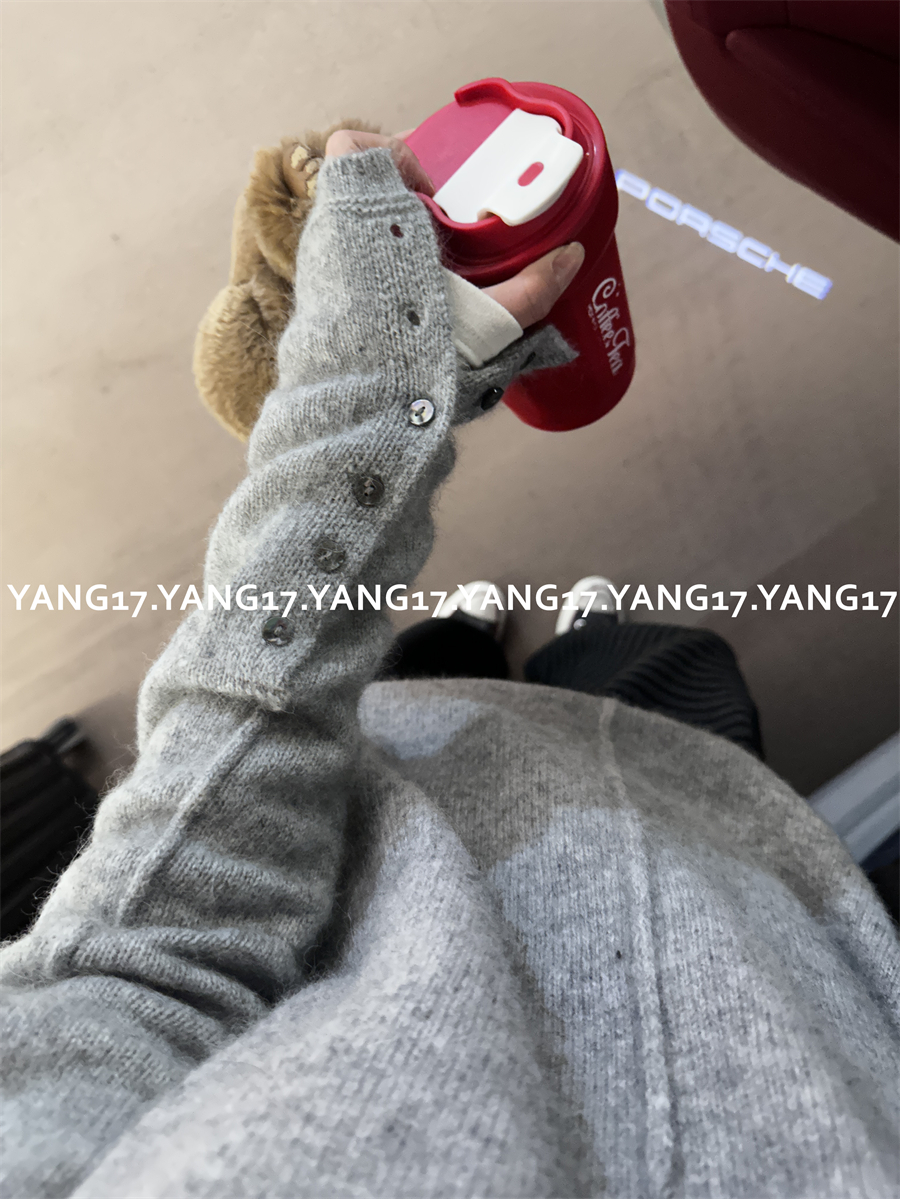 杨十七小贝扣半开襟卷边浣熊绒！羊毛混纺花式纱啤酒领排扣针织衫