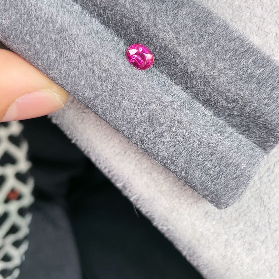 碧玺裸石未镶嵌0.67Ct。