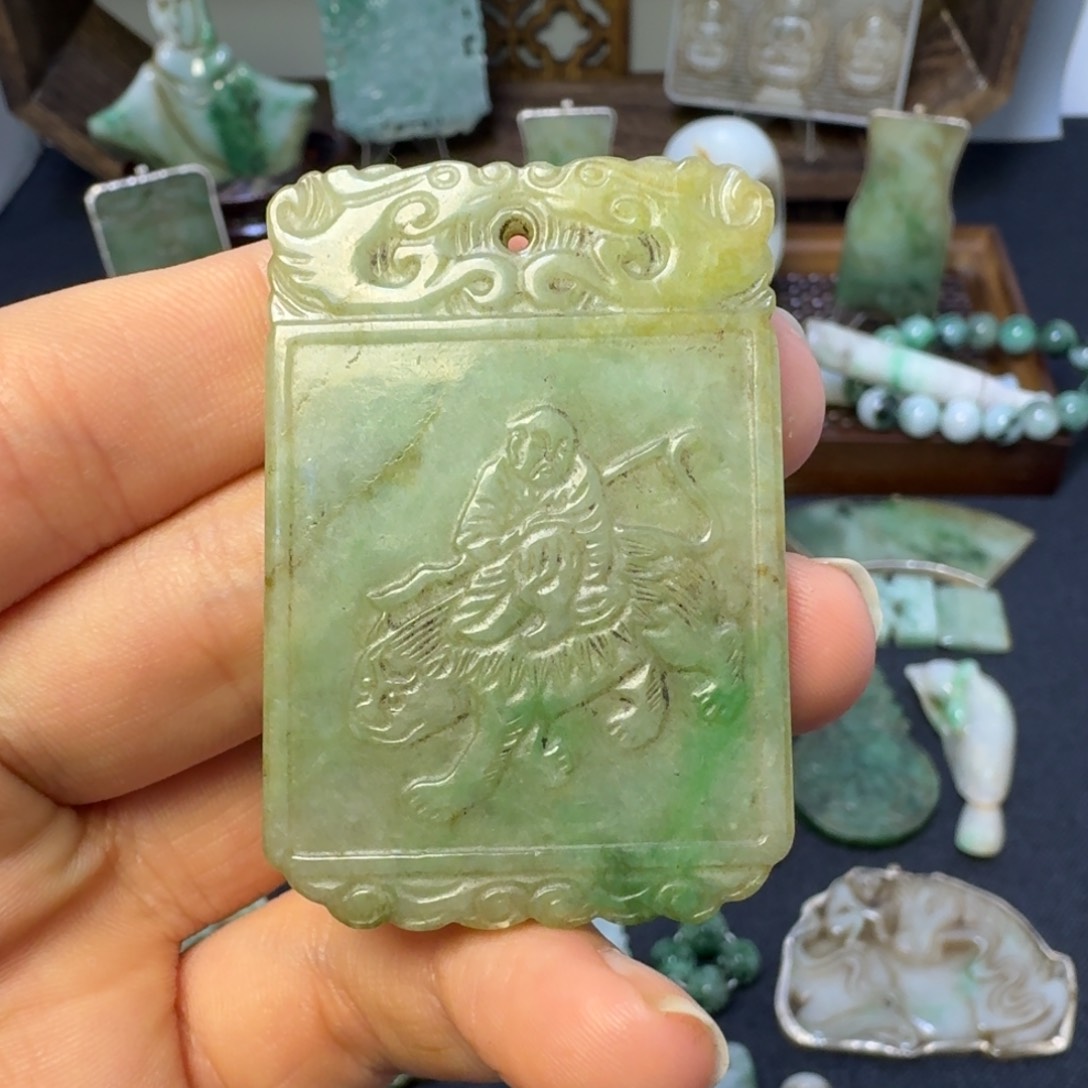 翡翠颈饰未镶嵌翡翠颈饰未镶嵌..