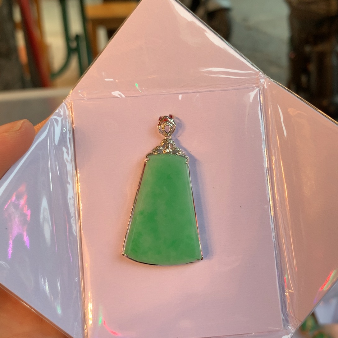 颈饰18K金镶嵌翡翠无事牌