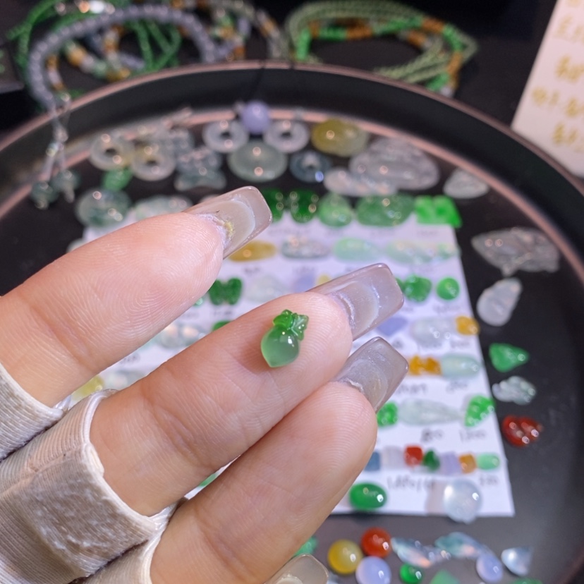 【闪购商品】翡翠挂件未镶嵌萝卜