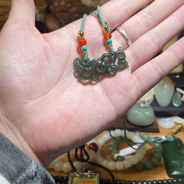 颈饰未镶嵌和田玉吊坠