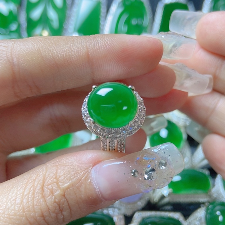 翡翠颈饰未镶嵌        