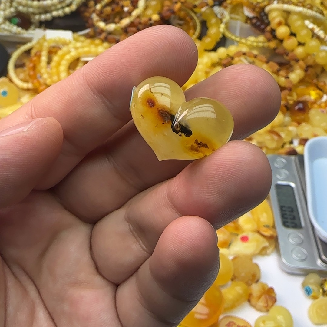 琥珀未镶嵌裸石2.8克有瑕02